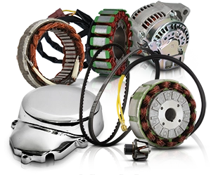 Alternatori per motociclette, statori, rotori e coperture adeguate in primo piano.